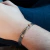 Bracelete masculino Triple Shine em aço inox com terminais folheados a ouro 18k – joia sofisticada, moderna e exclusiva da Coleção Latitude.