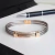 Bracelete masculino Triple Shine em aço inox com terminais folheados a ouro 18k – joia sofisticada, moderna e exclusiva da Coleção Latitude.