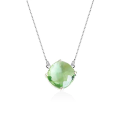 Colar de prata 925 com pedra peridoto quadrada, destacando sua cor verde e design elegante.