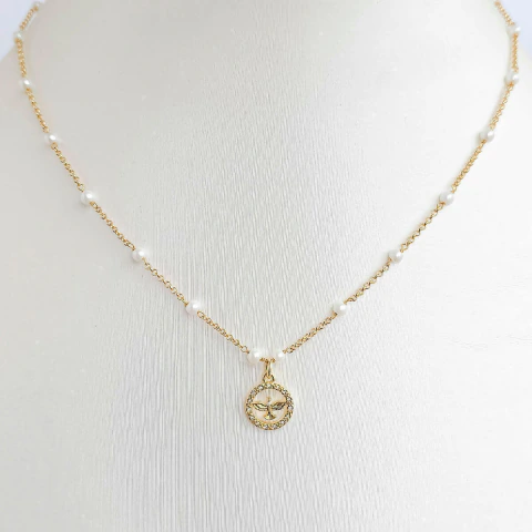 Colar folheado a ouro 18K com pérolas delicadas e pingente Espírito Santo cravejado
