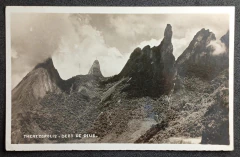 Cartão postal com imagem do `Dedo de Deus` em Therezópolis. Linda fotografia de época em preto e bra