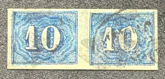 Par horizontal do numeral colorido 10 réis azul.