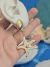 Brinco Estrela Gold com Resina Nude - Concha do Mar Store