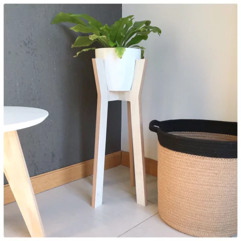 MACETA CON PIE GRANDE 'Y'