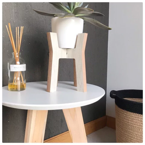 MACETA CON PIE CHICA 'Y'