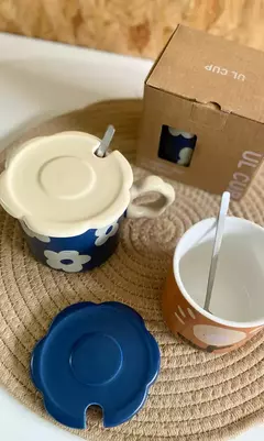 TAZA CERAMICA CON TAPA Y CUCHARA FLOR PINTADA - tienda online