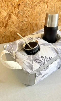 ALMOHADÓN MATERO DOBLE HOJAS GRISES en internet