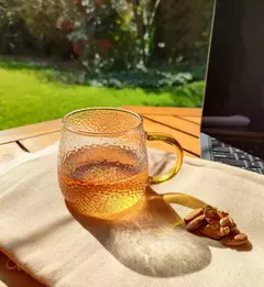 TAZA DE VIDRIO CON ASA DORADA