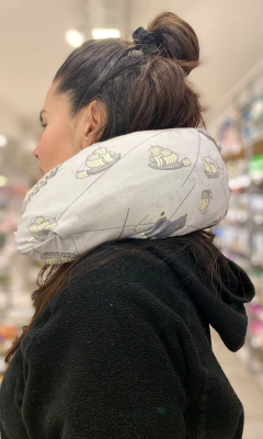 CUELLO ESCONDE ROPA MAPA GRIS - Ayquelindo