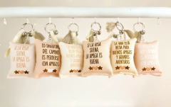 LLAVERO ALMOHADITA LA VIDA ESTA HECHA PARA BUENOS AMIGOS - Ayquelindo