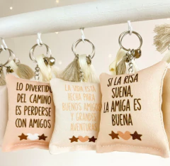 LLAVERO ALMOHADITA LA VIDA ESTA HECHA PARA BUENOS AMIGOS - comprar online