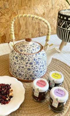 TETERA DE PORCELANA FLORCITAS AZULES - comprar online