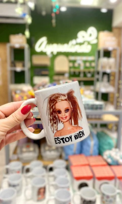 TAZA CERAMICA BARBIE ´´ ESTOY BIEN ´´