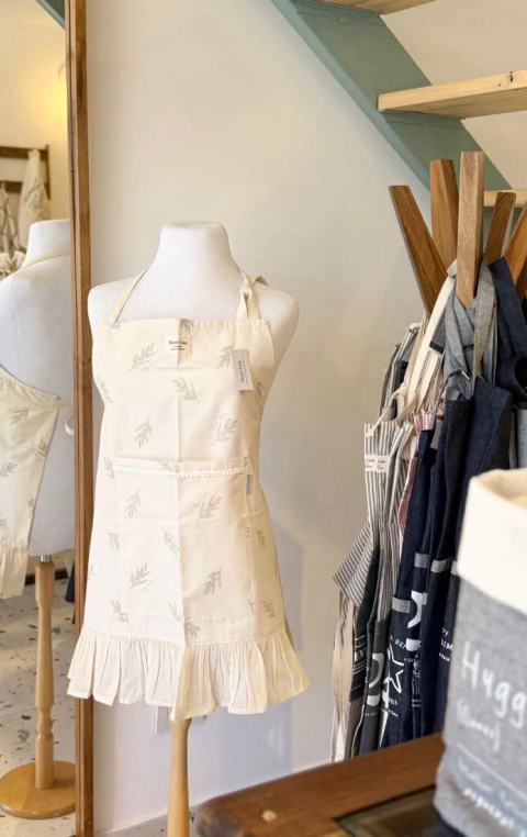 DELANTAL CON VOLADOS HOJITAS - comprar online