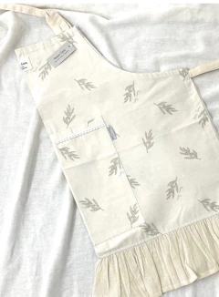 DELANTAL CON VOLADOS HOJITAS en internet