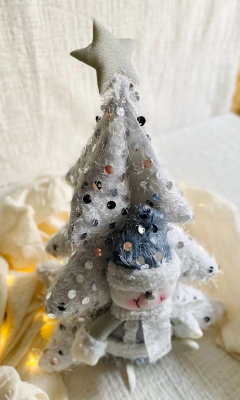 ÁRBOL DE TELA CON ADORNO BLANCO - Ayquelindo