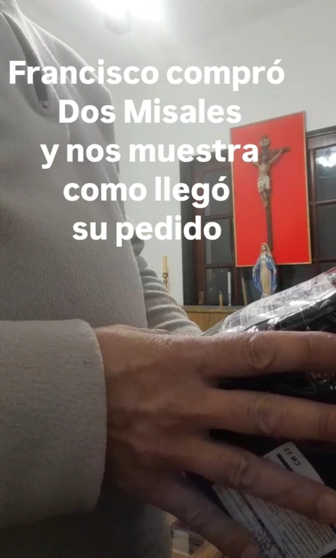 Francisco descubre los nuevos misales para su colección
