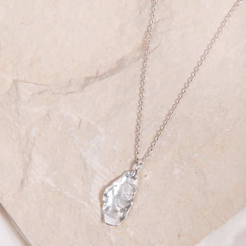 Colgante pétalo con cadena de plata 925