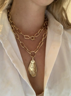 Colgante pétalo con cadena doble Bronce c/ baño de Oro en internet