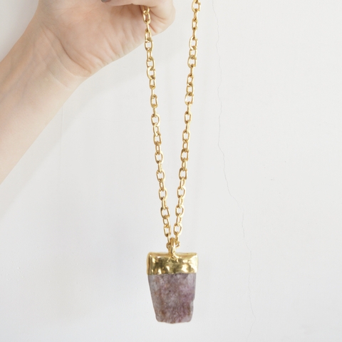 Colgante amatista con cadena irregular bañada en oro
