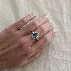 Anillo Irregular piedra sodalita azul