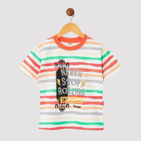 Remera para niño con estampado de rayas horizontales multicolores y diseño de skate con texto "Never Stop Rolling"