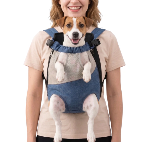 Mujer con camiseta beige usando mochila transportadora azul con perro pequeño sonriente dentro