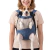 Mujer con camiseta beige usando mochila transportadora azul con perro pequeño sonriente dentro