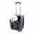 Mochila bolso transportador para mascotas con un perro pequeño asomando la cabeza, color gris con detalles azules y ruedas.