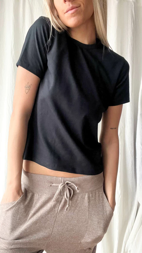 REMERA BASIC 06 NEGRA