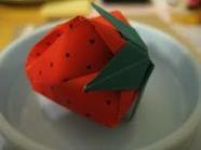 50 hojas FRUTILLA 9x9cm rojo y verde al reverso. Marca Jong ie Nara