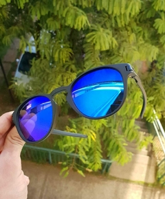 oculos de sol Oakley Latch Round Polarizado Cores variadas na internet