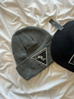 Gorro Gris Oscuro Dobladillo con Escudo en Blanco/Negro