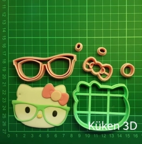 Cortante kitty 7cm collage con anteojos sanrio