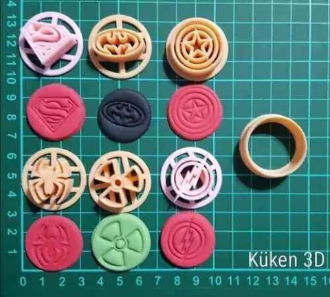 Set Cortante 3cm Y Sellos Superheroes Batman Flash Hulk Araña vengadores