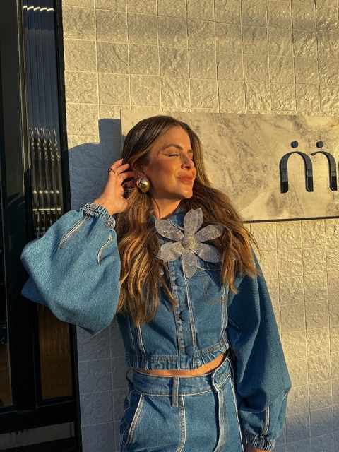 JAQUETA JEANS FLOR BRILHO