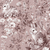 Papel tapiz Toile de Jouy con conejos y flores en tonos dusty rose.