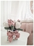 macetas con flores artificiales