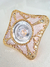 Spot de iluminación embutir estilo shabby chic, con diseño ornamental romántico pintado en dorado, fondo nacarado rosa y decorado con strass
