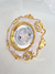 Spot de iluminación embutir estilo shabby chic, con un diseño ornamental dorado y pintado en rosa nacarado, decorado con strass