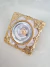 Spot de iluminación embutir estilo shabby chic, con diseño ornamental romántico pintado en dorado y fondo nacarado rosa