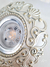 Spot de iluminación estilo shabby, con un diseño ornamental en color nacarado y ornamentos decorativos con strass