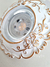 Spot de iluminación embutir estilo shabby chic, en color blanco con un diseño ornamental romántico pintado en dorado con lazos y rosas