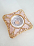 Spot de iluminación embutir estilo shabby chic, con diseño ornamental romántico pintado en dorado, fondo nacarado rosa y decorado con strass