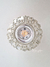 Spot de iluminación estilo shabby, con un diseño ornamental en color nacarado y ornamentos decorativos con strass