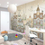 Empapelado de pared con un mural de casas de estilo Amsterdam y globos, en una habitación infantil decorada con juguetes