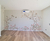 Empapelado de pared con diseño de flores y mariposas en tonos suaves, ideal para habitaciones de niñas.