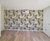 Empapelado de pared con un diseño de caballos en tonos beige y verde, ideal para habitaciones infantiles.