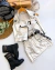 Conjunto de saia cargo, cropped estrela e colete metalizado