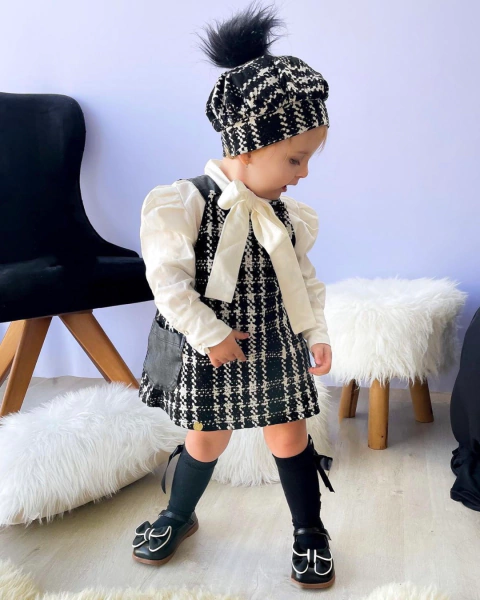 Look Emily de camisa off e salopete xadrez branco e preto - comprar online